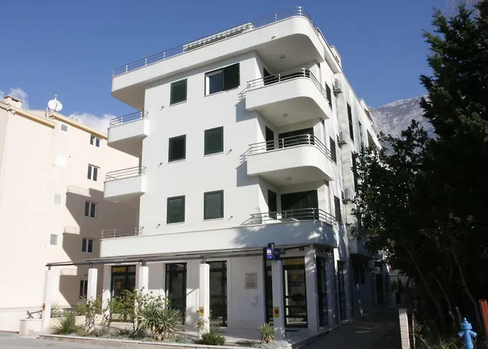 J&B - Beachside Studio Apartment