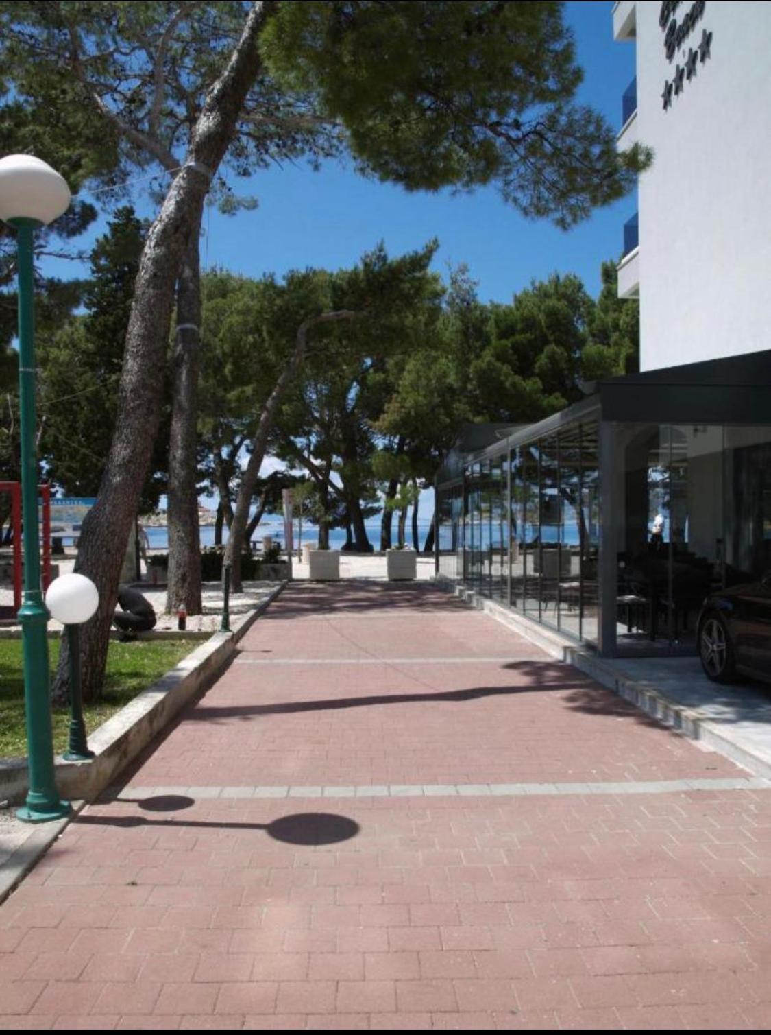 J&b - Beachside Makarska